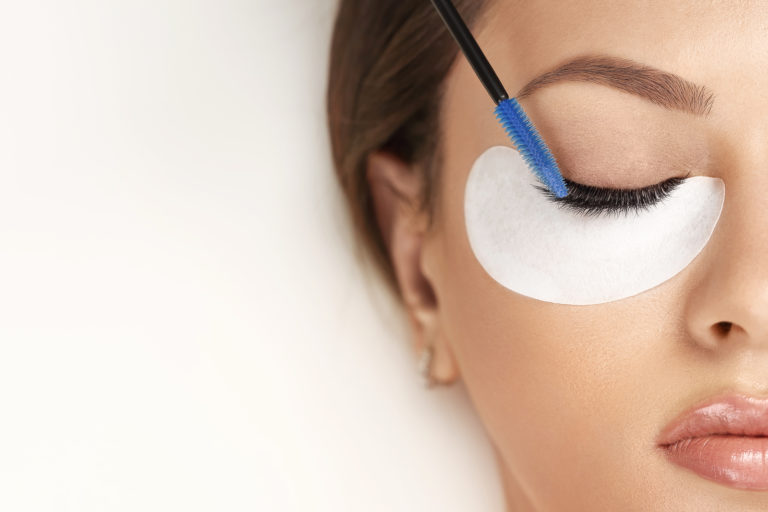 8 Reasons to Wear False Lashes