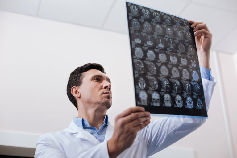 5 Differences Between Oncologists and Pathologists