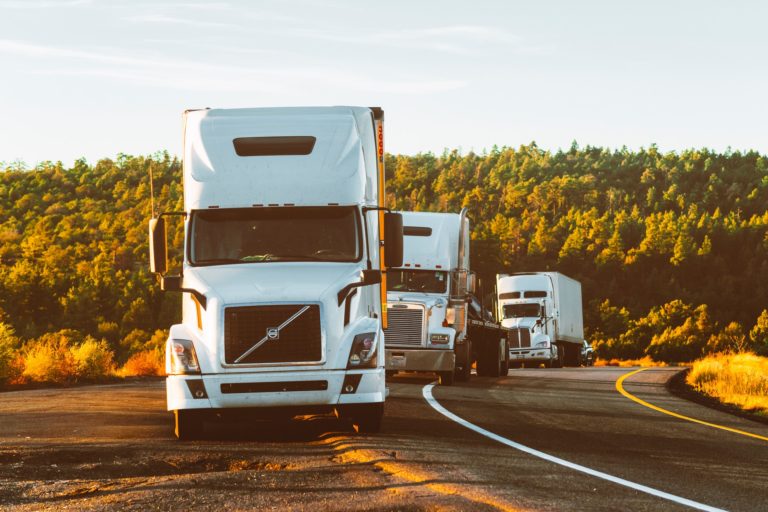4 Benefits of Using a Crank Tarp System on a Truck