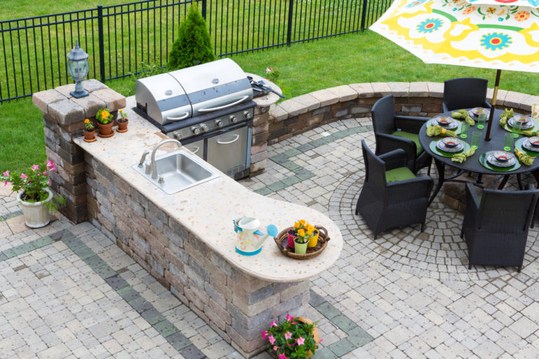 4 Essential Items Every Outdoor Kitchen Needs to Have