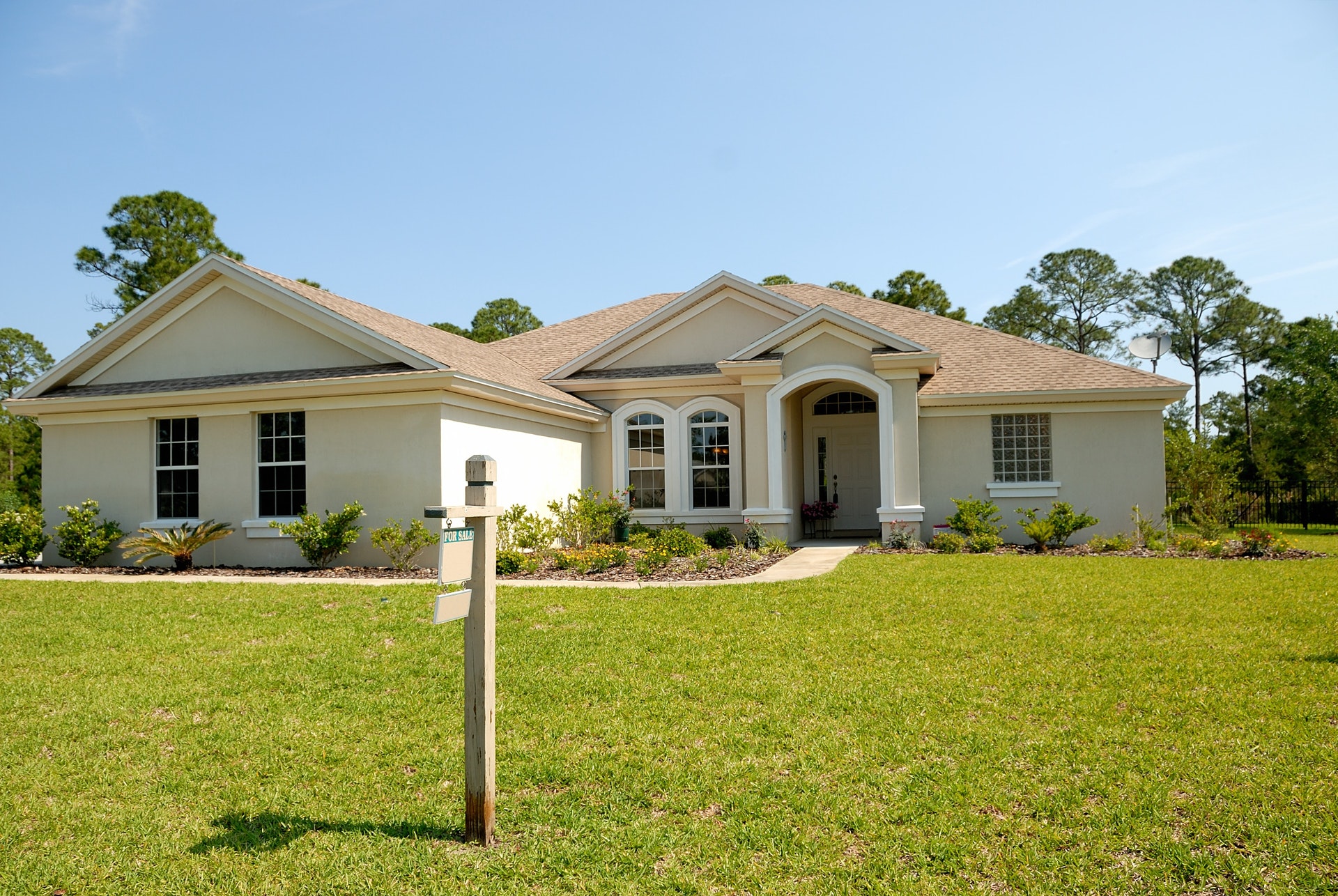 7 Vital Reasons to Sell Your House with a Local Real Estate Agent