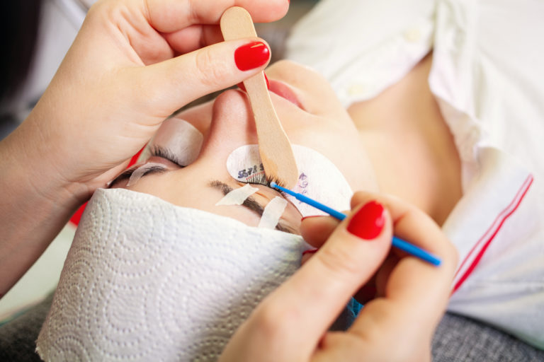 How to Choose the Best Eyelash Extension Brands for Your Clients