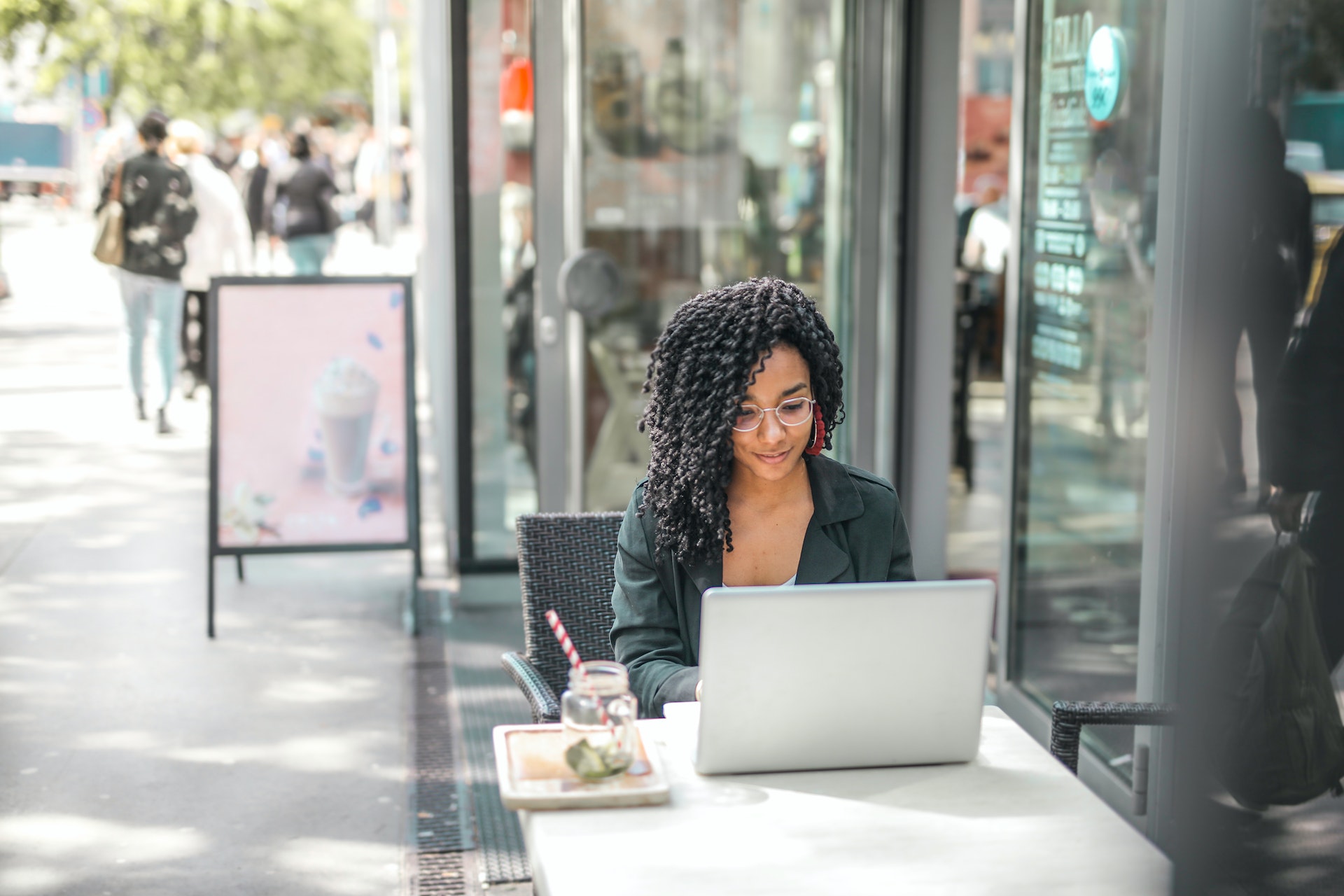 6 Benefits Businesses Receive by Using Direct Mail Advertising