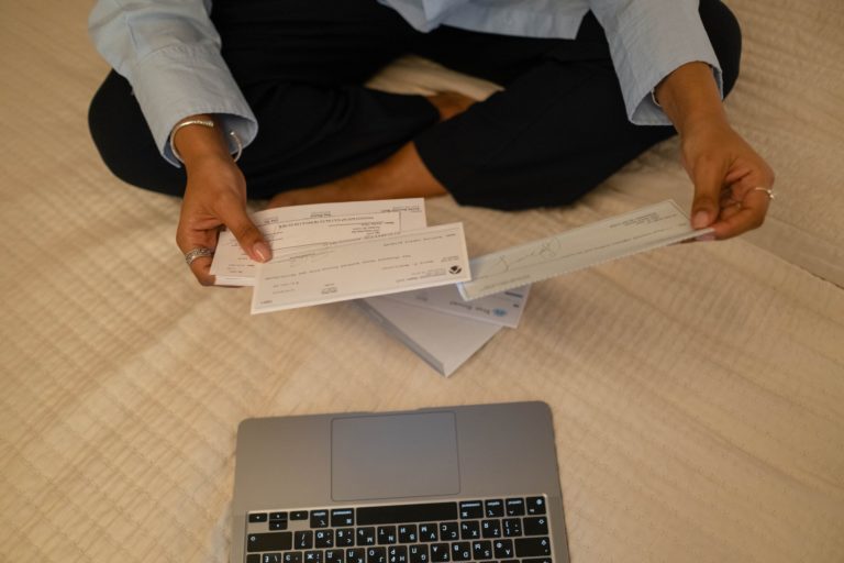3 Important Reasons Why Every Adult Needs Personal Checks