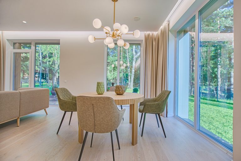 4 Smart Tips for Choosing Optical Furniture That Fits a Space