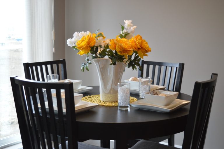How to Find a New Dining Room Table That Matches Your Decor