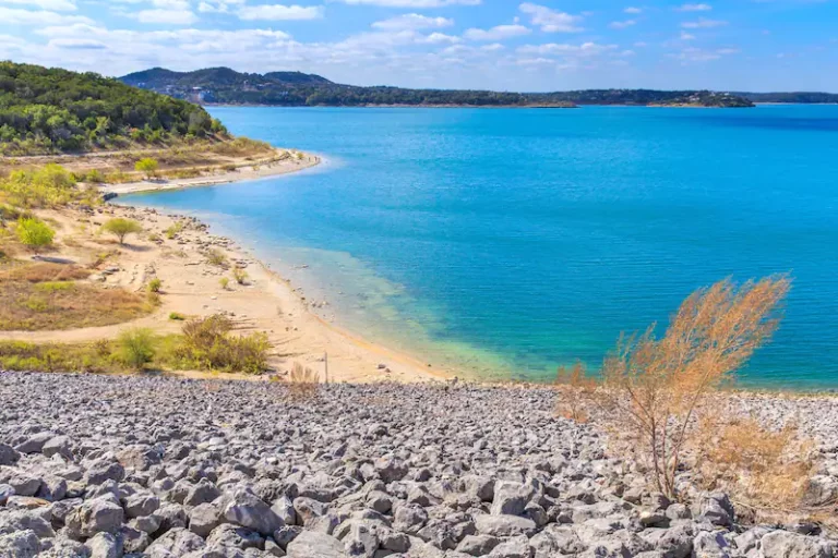 Explore Canyon Lake Through Paddleboarding