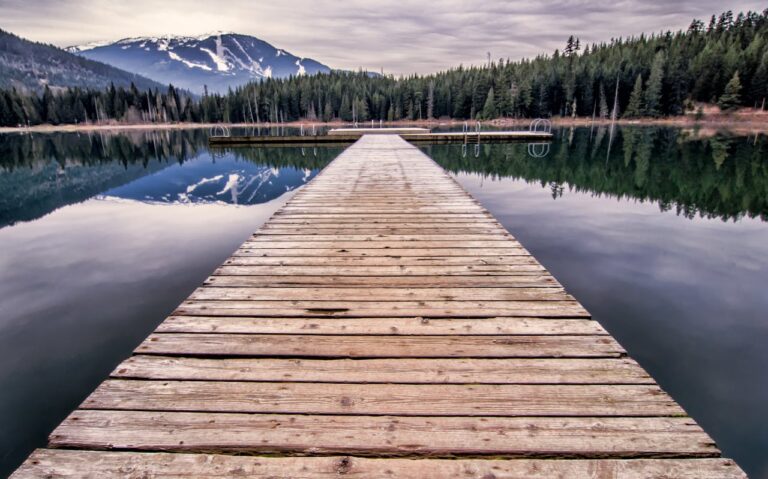 4 Advantages of Adding Rubber Surfacing to a Boat Dock
